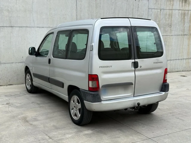 
								Peugeot Partner full									